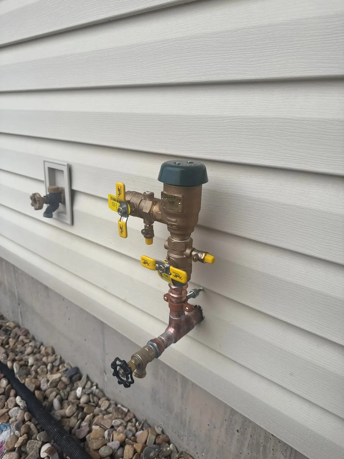 Exterior backflow valve assembly with copper piping